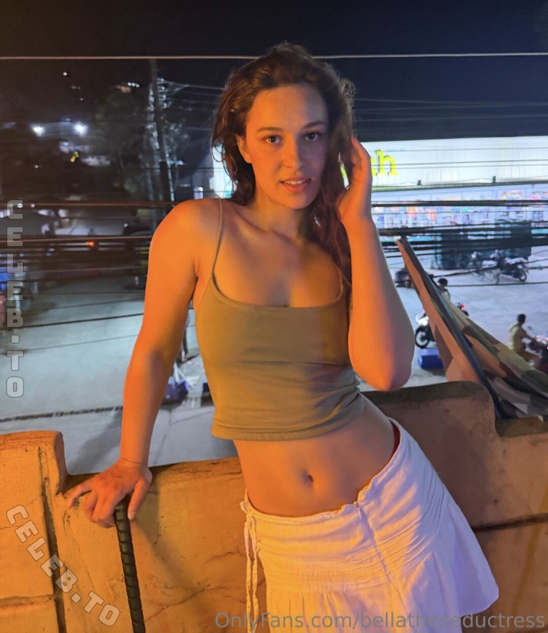 Bella nude photo 7