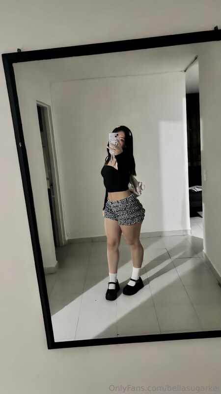 Bella nude photo 2