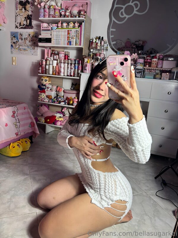Bella nude photo 3