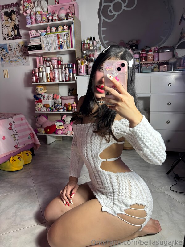 Bella nude photo 4