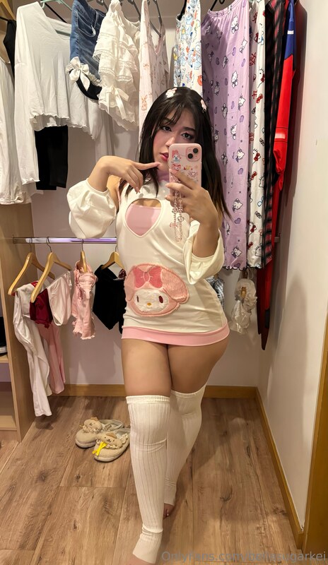 Bella nude photo 16
