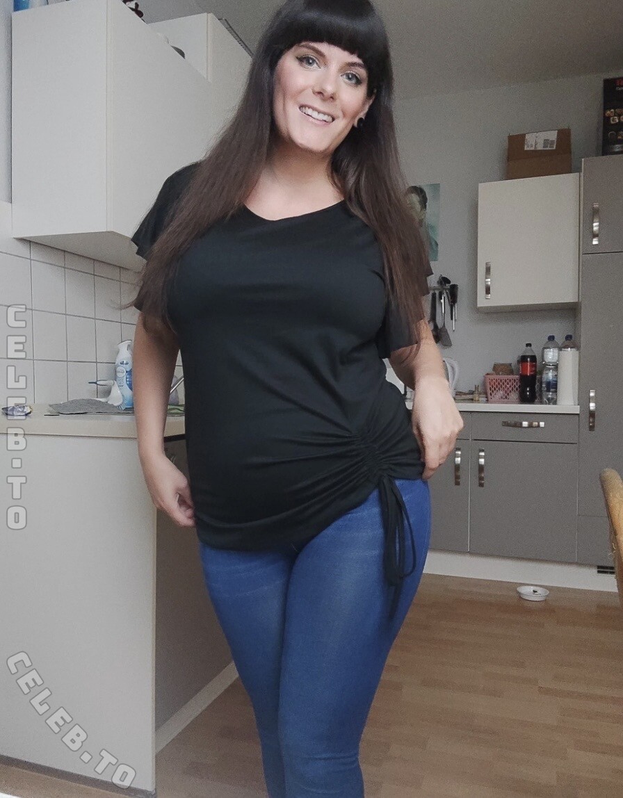Bellabigboobz nude photo 1