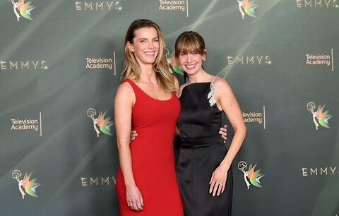 Betty Gilpin nude photo 8