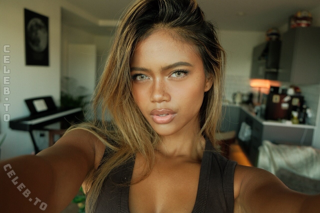 Bianca Bustamante nude photo 4