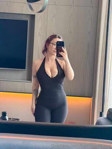 bigtittygothegg photo 3