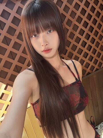BJ nude photo 1