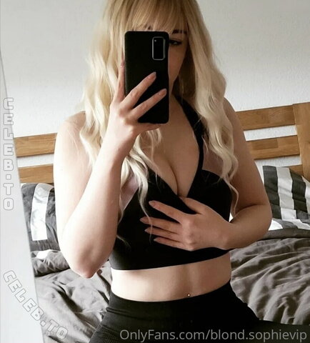 blond-sophie photo 3