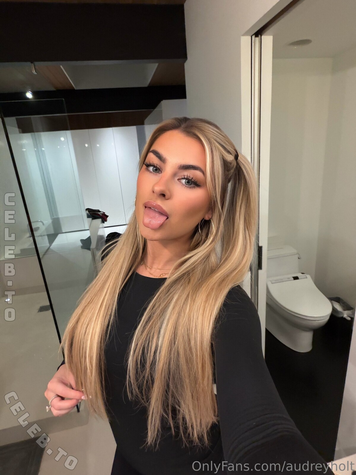 Blondeish nude photo 2