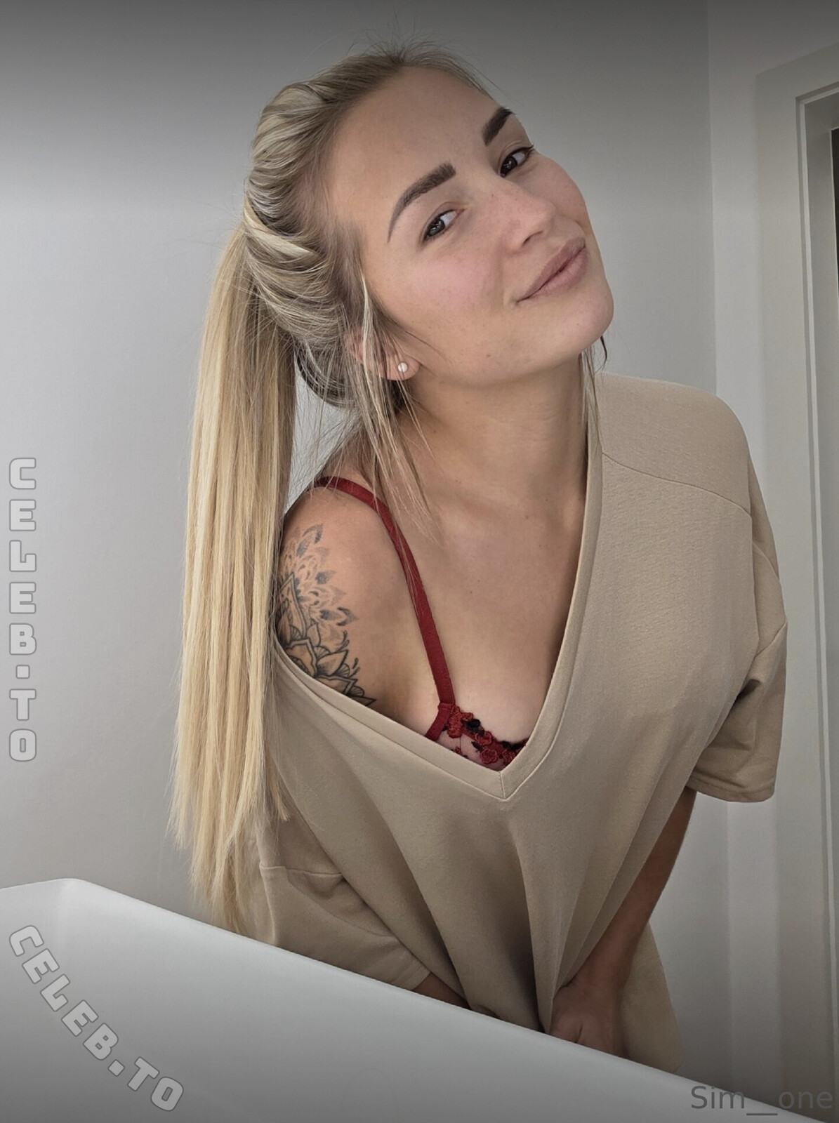 blonde_model nude photo 8