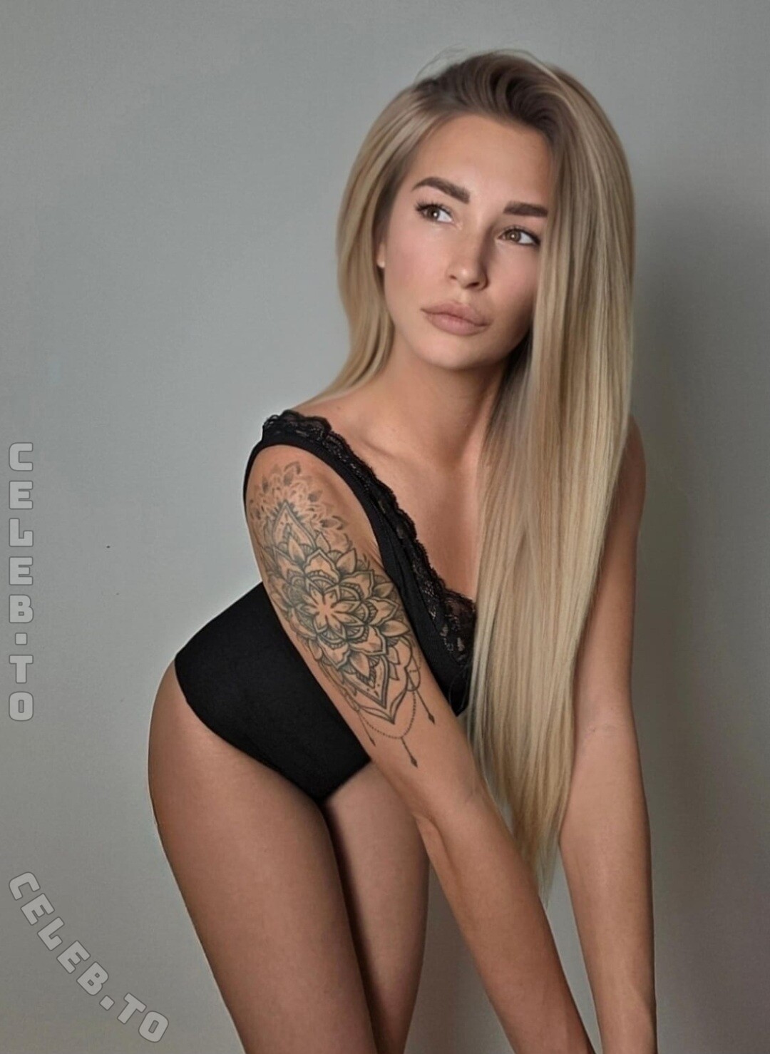 blonde_model nude photo 10