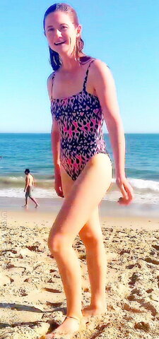 Bonnie Wright nude photo 3