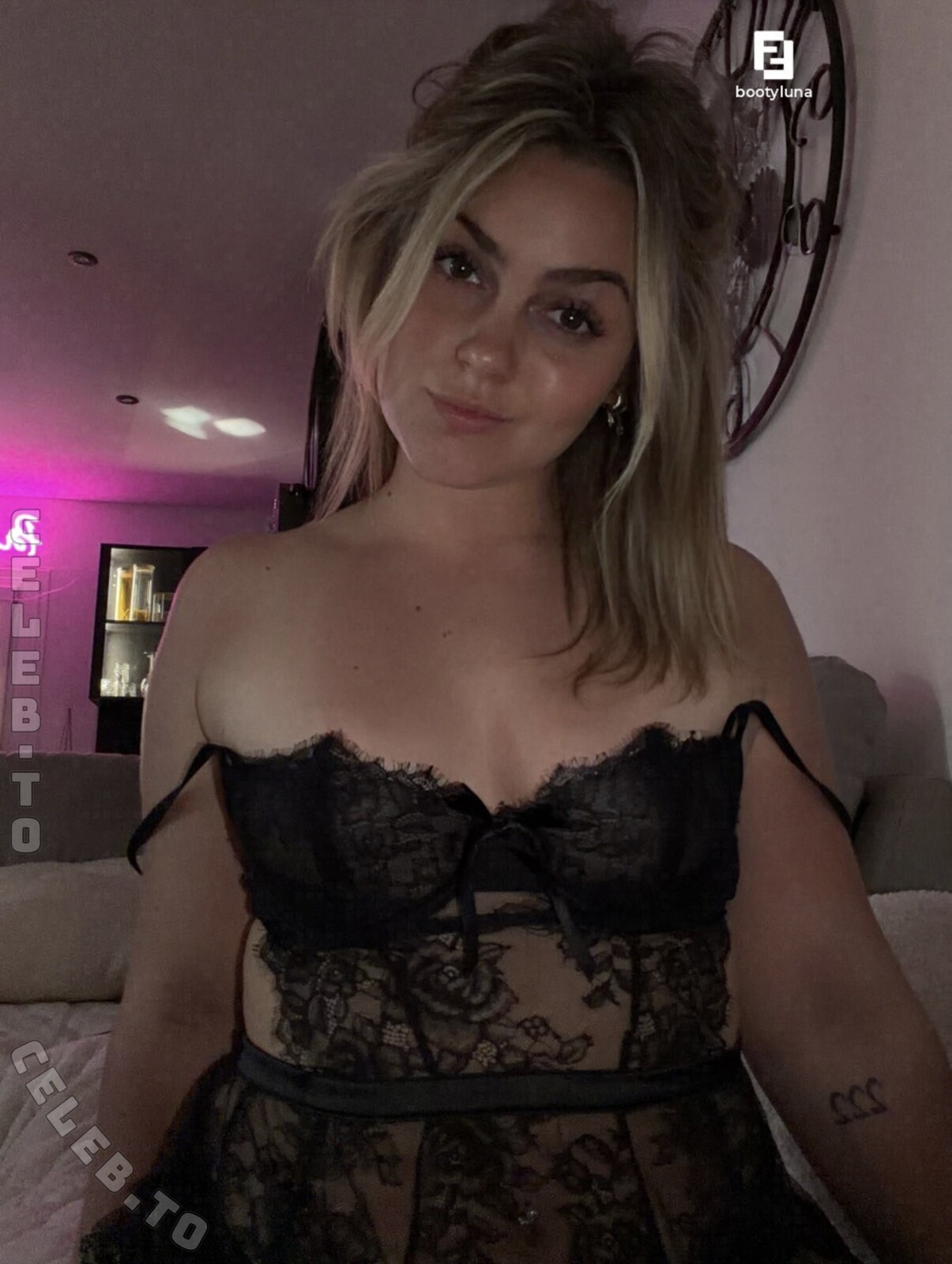 Bootyluna nude photo 8