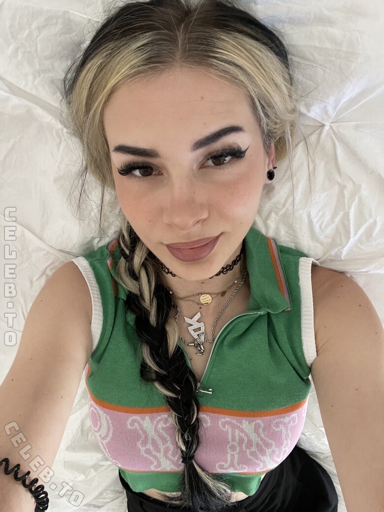 Bougebby nude photo 1