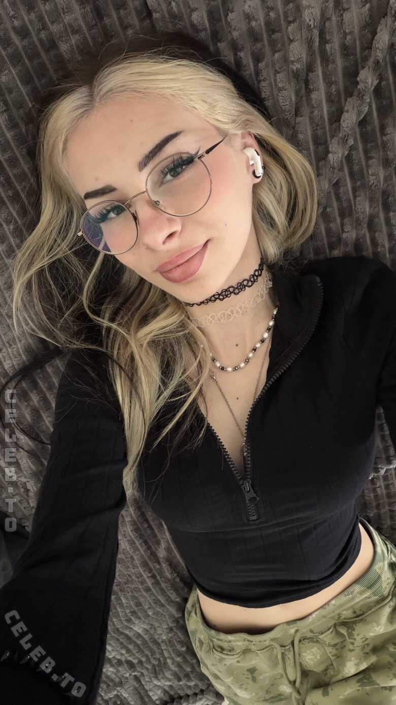 Bougebby nude photo 1