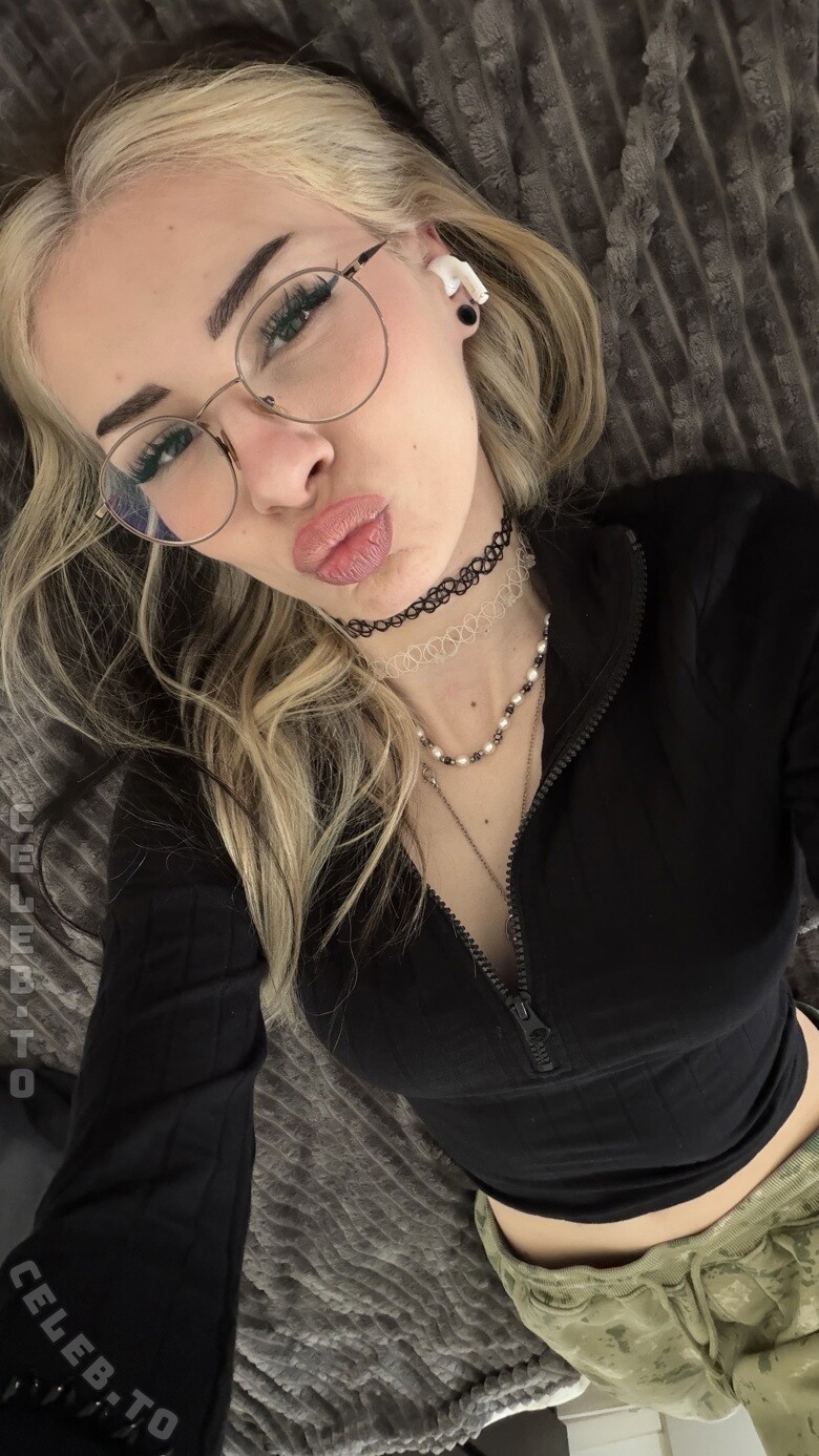 Bougebby nude photo 2