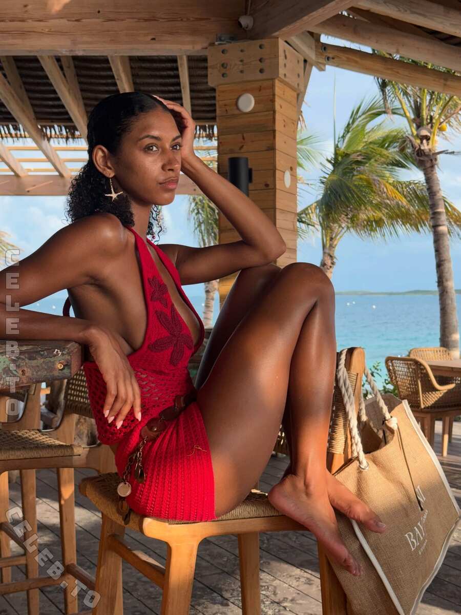 Briana Smith nude photo 6