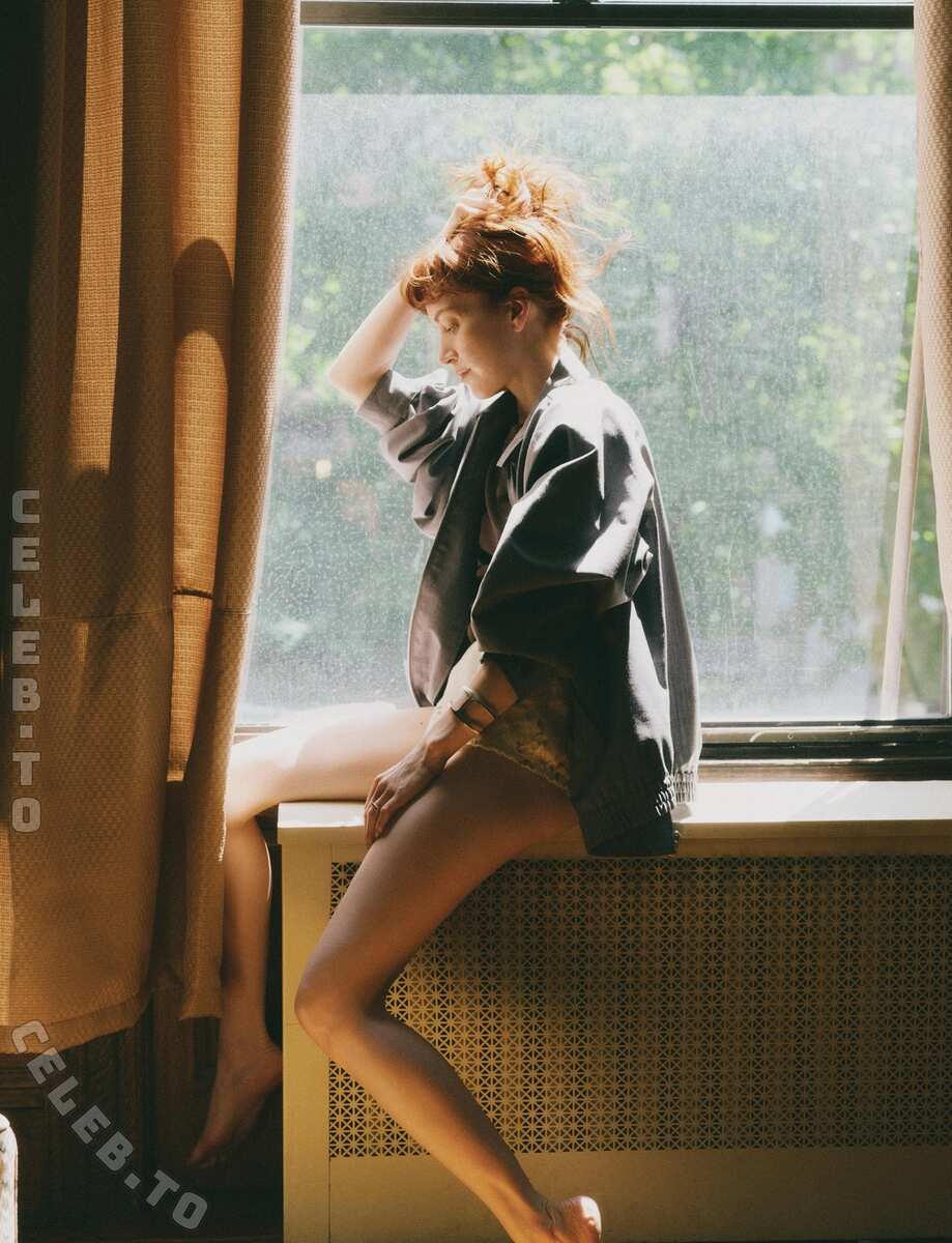 Britt Lower nude photo 4