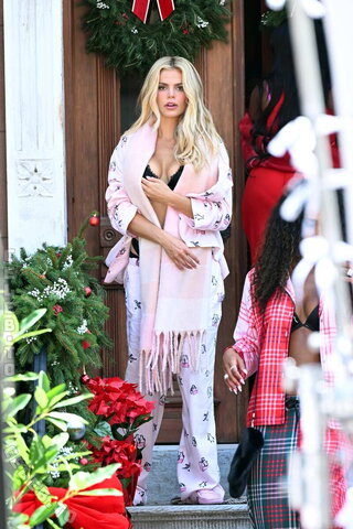 Brooks Nader films for the Victoria's Secret Christmas campaign in New York City (17.07.2026)