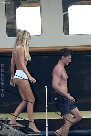 Brooks Nader nude photo 31