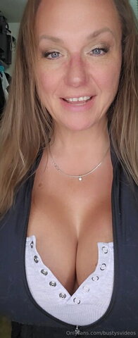 bustytheamazon nude photo 1