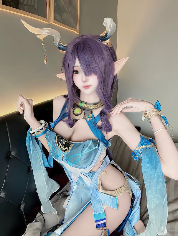 Caeshy.s nude photo 2