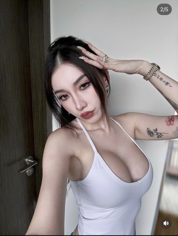 Cagedbutterflies nude photo 2