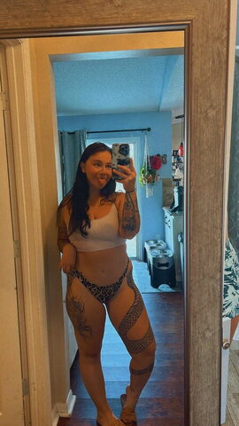 Callhermommyyy nude photo 2