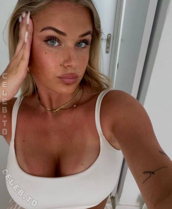 Callmelenilu nude photo 2