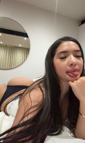 camiihenaoo New (1 photo)
