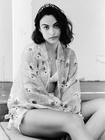 Camila Mendes nude photo 6