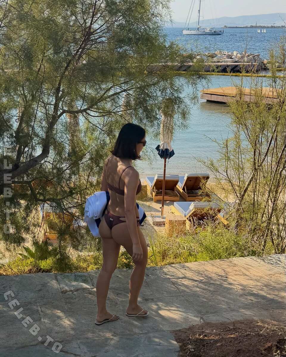 Camila Mendes nude photo 3