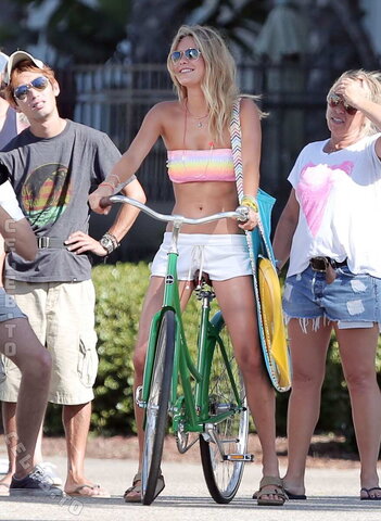 Camille Rowe nude photo 2