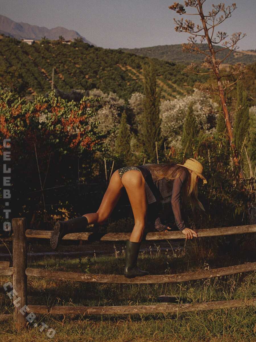 Candice Swanepoel nude photo 2