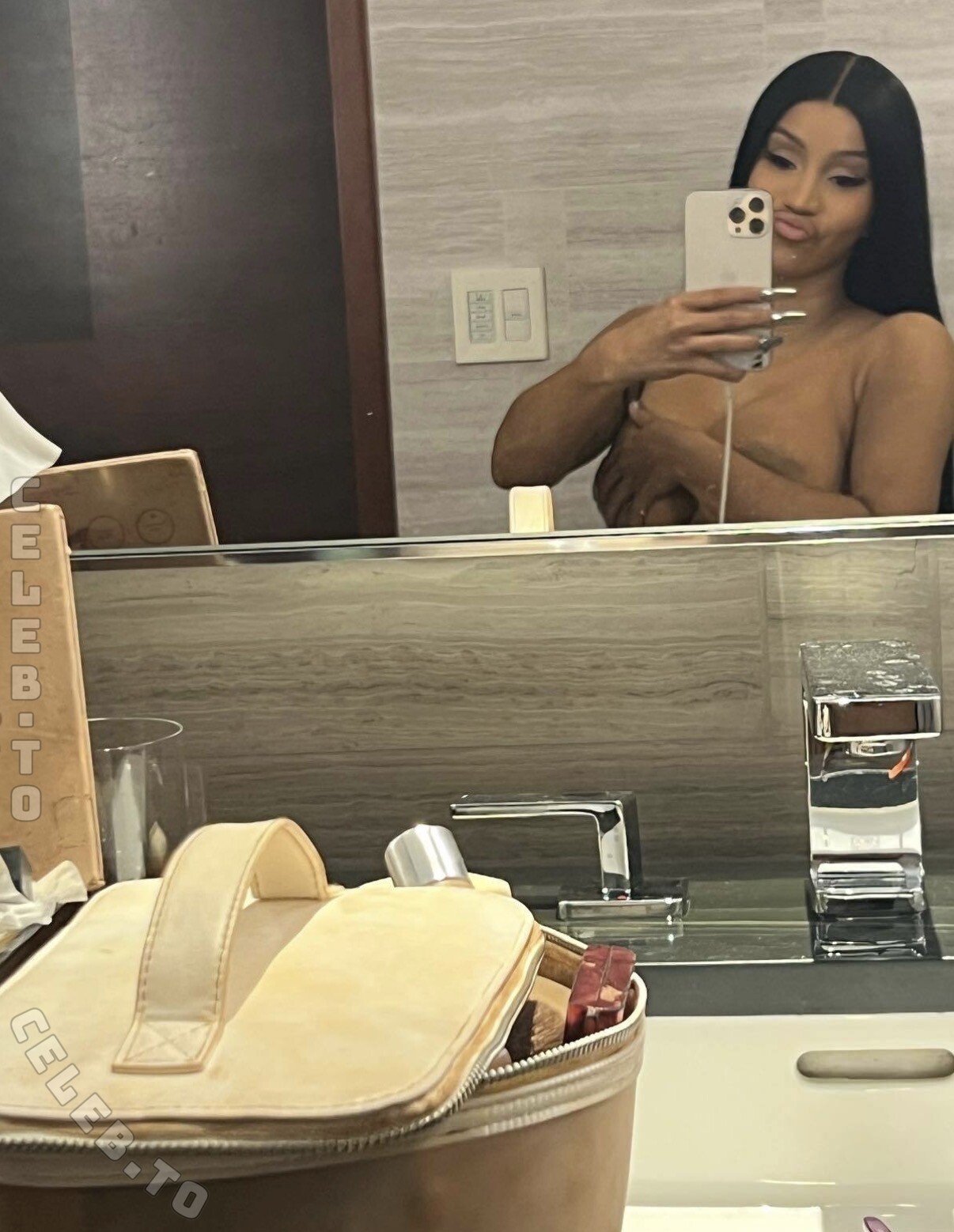 Cardi B nude photo 1