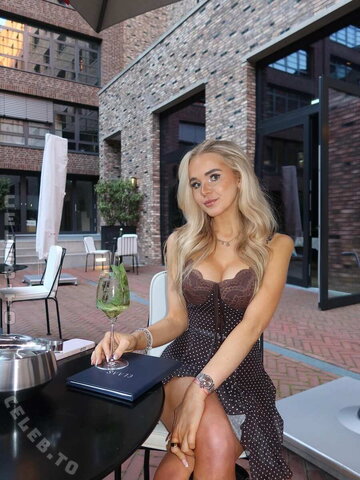Carla Wiedbrauk – Clothing pictures from this summer