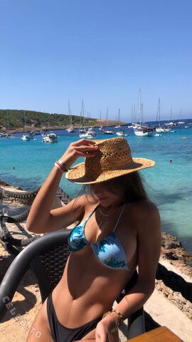 Carlota Valiente nude photo 77