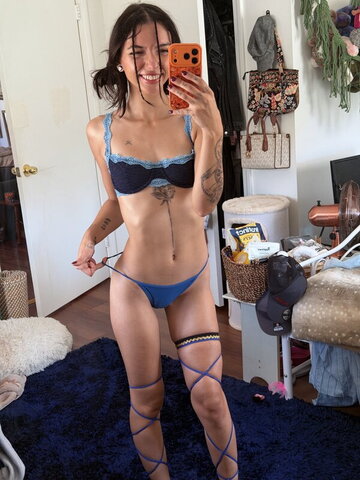 Carly nude photo 3