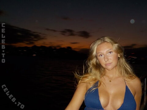 carly.hro nude photo 6