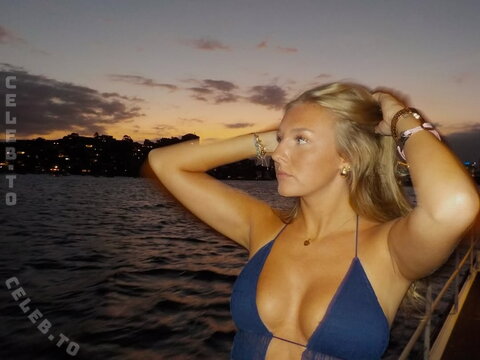 carly.hro nude photo 7