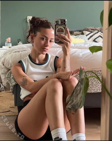 Carlyhymz nude photo 10