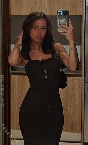 Carlyhymz nude photo 6
