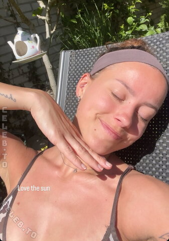 Carlyhymz nude photo 2