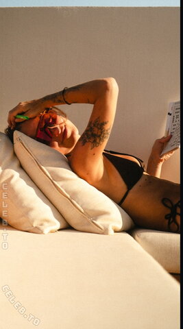 Carlyhymz nude photo 2