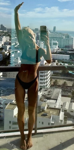 Caro Daur nude photo 13