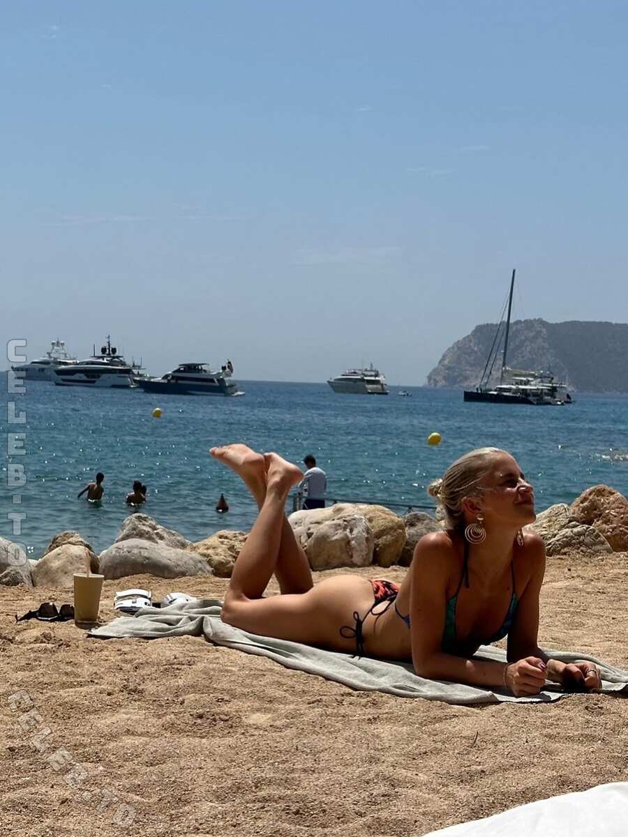 Caro Daur nude photo 3