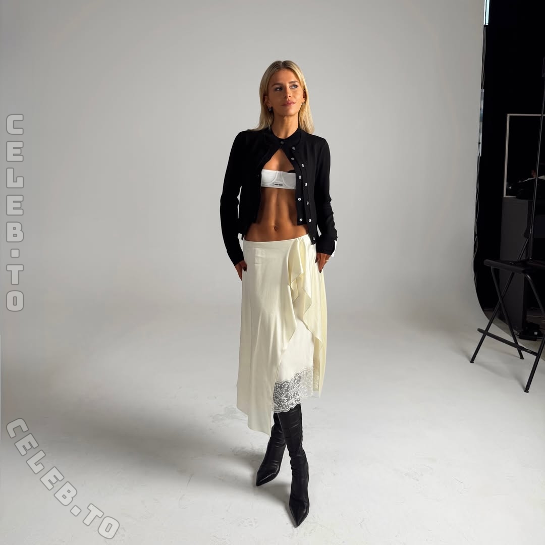 Caro Daur nude photo 5