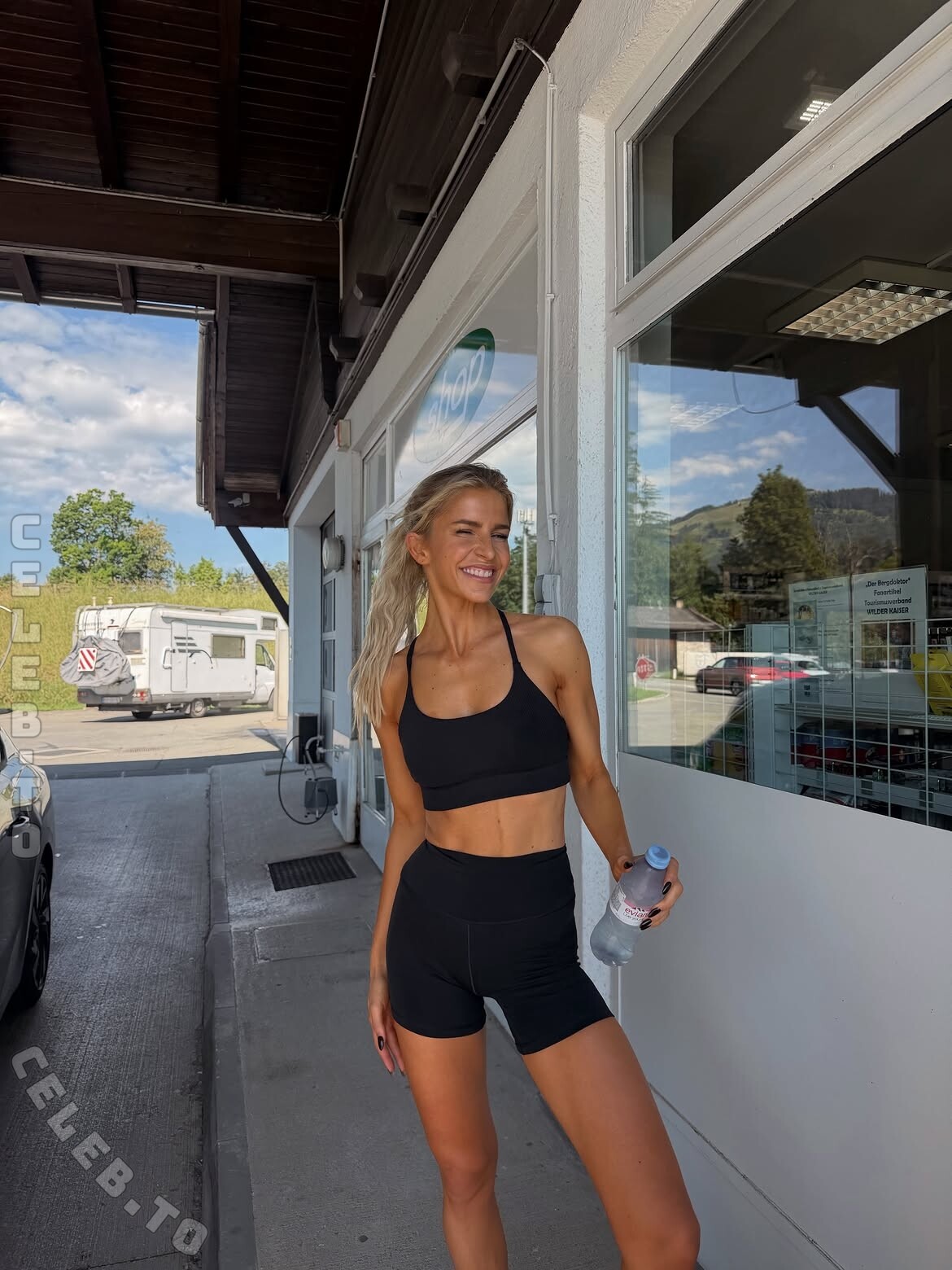 Caro Daur nude photo 2
