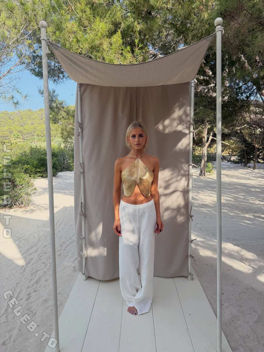 Caro Daur nude photo 1