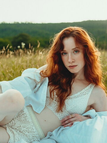 Caroline Cavitt Wade Fresh (5 photos)