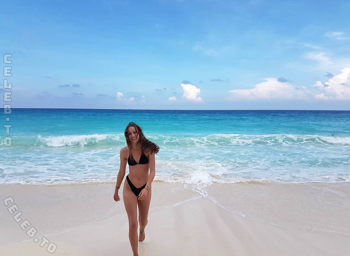 Caroline Vega Nauta nude photo 1